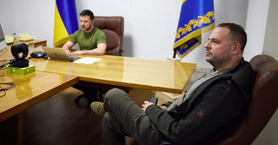 Поза кабінетом, але поруч із президентом: як Єрмак зберігає вплив після відставки