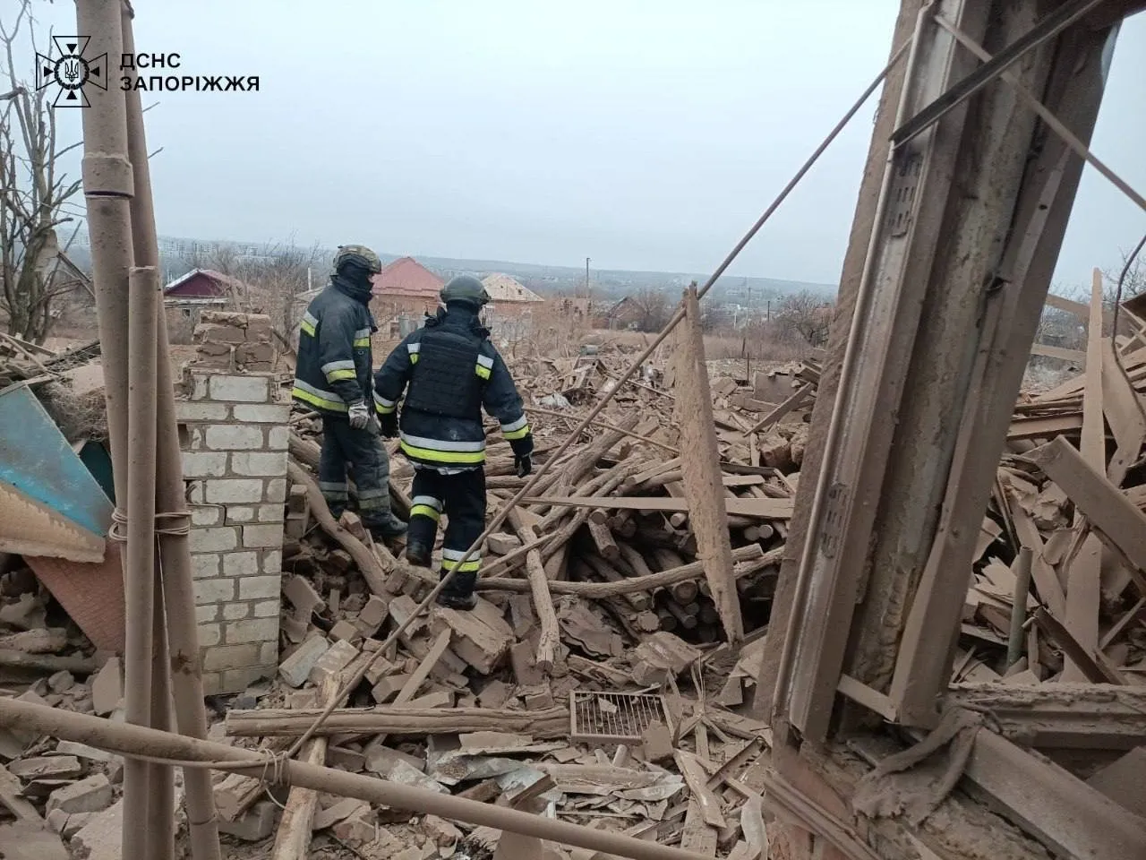 Атака на Пологівський район: рятувальники витягли з-під завалів літню жінку