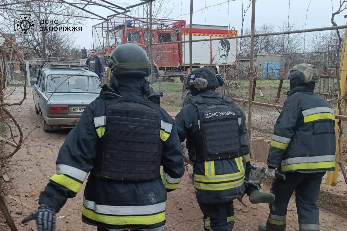 Атака на Пологівський район: рятувальники витягли з-під завалів літню жінку