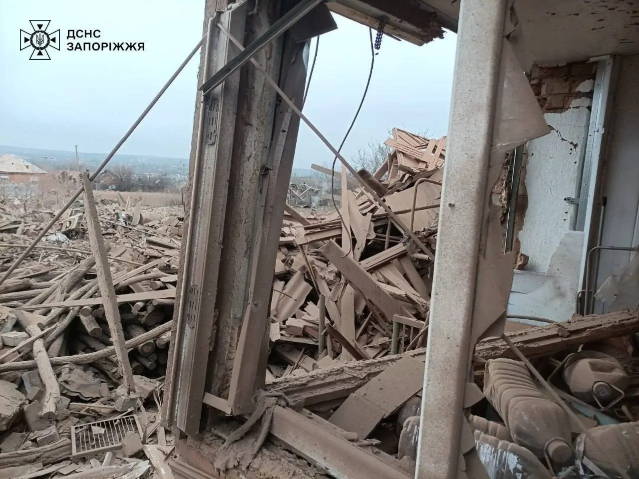 Атака на Пологівський район: рятувальники витягли з-під завалів літню жінку