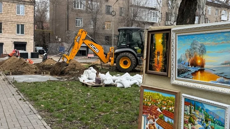 Туалет замість картин: запорізькі художники вимагають пояснень через будівництво на майдані Митців