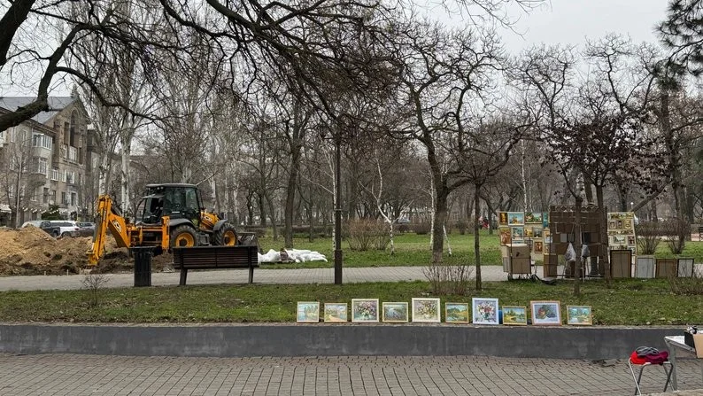 Туалет замість картин: запорізькі художники вимагають пояснень через будівництво на майдані Митців