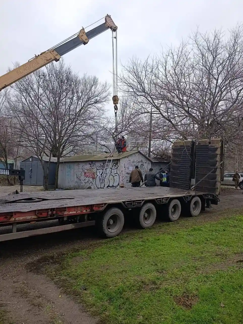 У Хортицькому районі Запоріжжя прибрали незаконні гаражі на двох вулицях