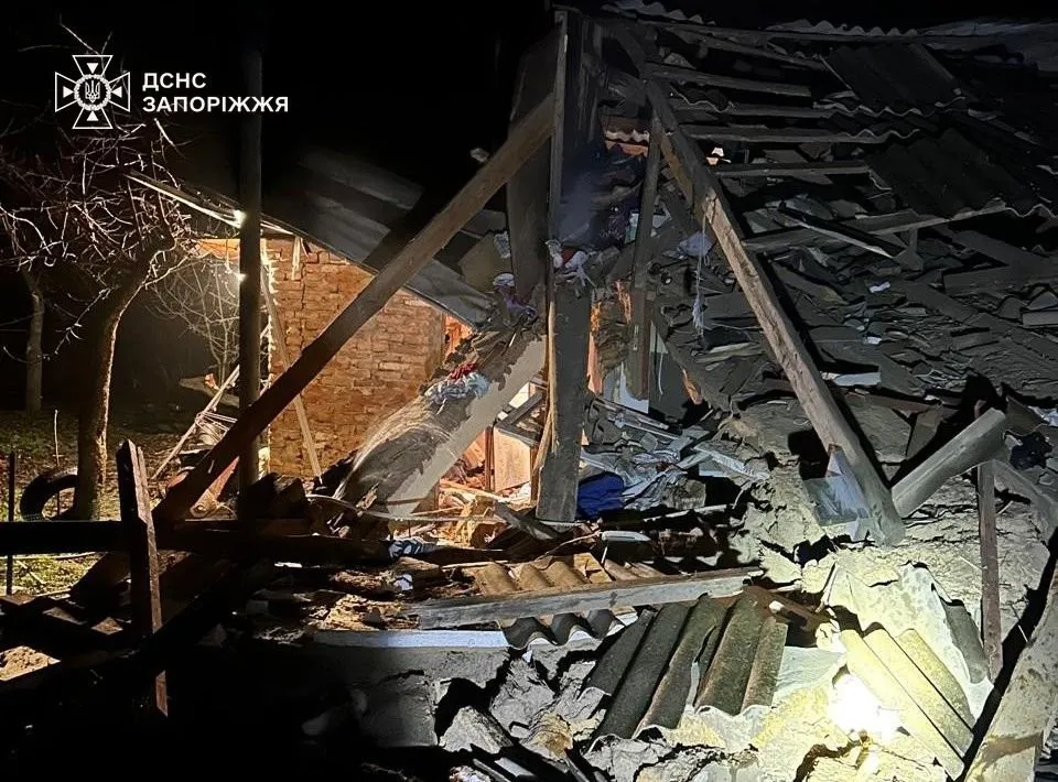 Наслідки обстрілів у Запорізькому районі: рятувальники ліквідували пожежі в оселях і автівці