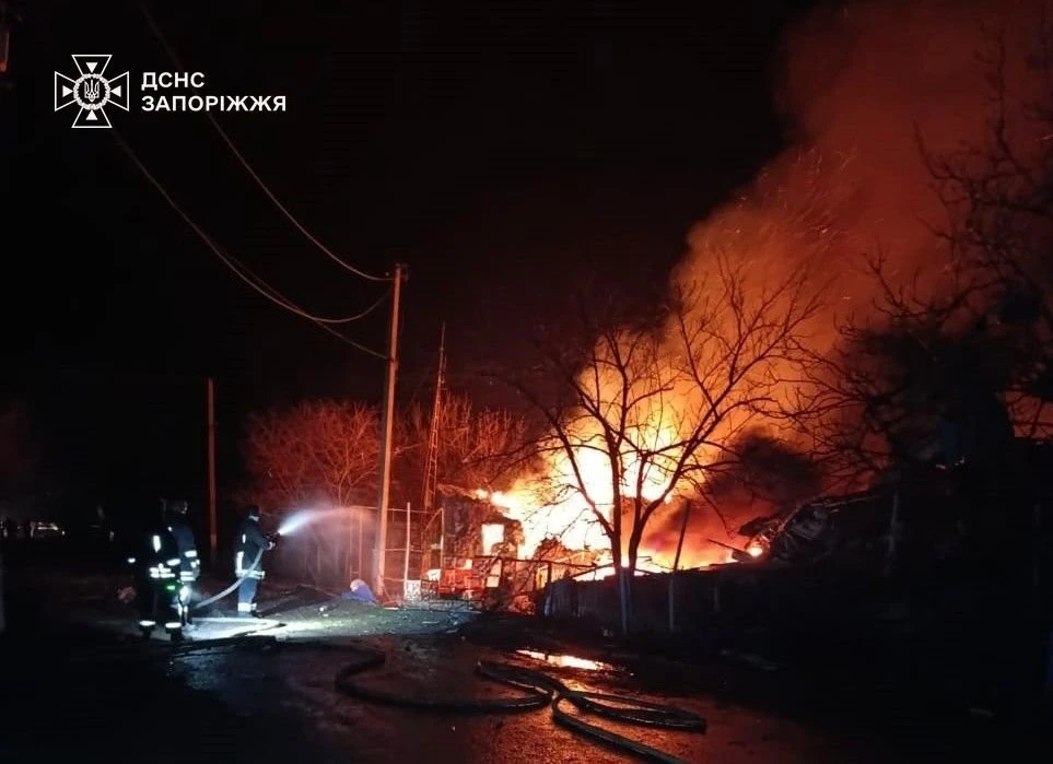 Наслідки обстрілів у Запорізькому районі: рятувальники ліквідували пожежі в оселях і автівці