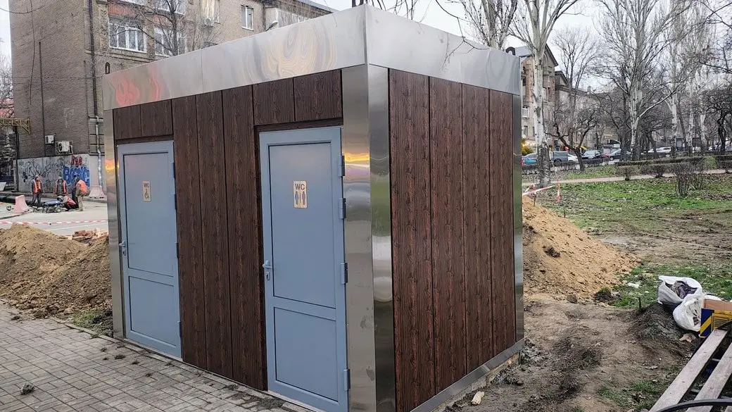 Сквер Митців із новою вбиральнею: у Запоріжжі завершили монтаж туалету на площі художників