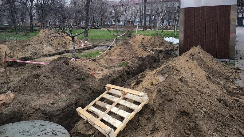 Сквер Митців із новою вбиральнею: у Запоріжжі завершили монтаж туалету на площі художників