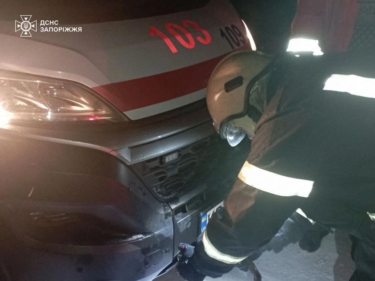 Снігопади паралізували рух: рятувальники витягували авто просто зі заметів у Запоріжжі
