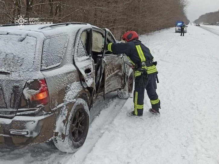 Снігопади паралізували рух: рятувальники витягували авто просто зі заметів у Запоріжжі