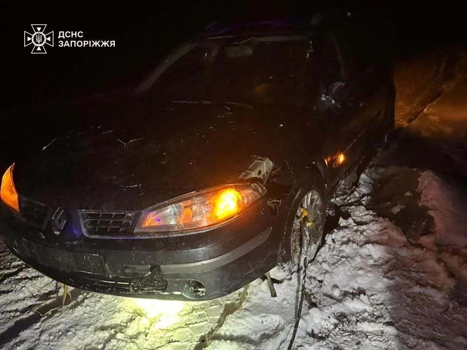 Снігопади паралізували рух: рятувальники витягували авто просто зі заметів у Запоріжжі