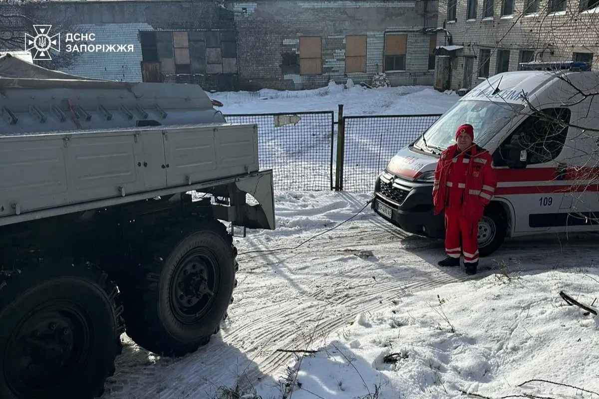 Ожеледиця паралізувала Запоріжжя: рятувальники витягали «швидку» і вантажівку