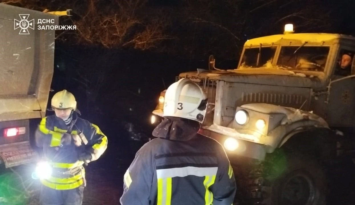 Ожеледиця паралізувала Запоріжжя: рятувальники витягали «швидку» і вантажівку