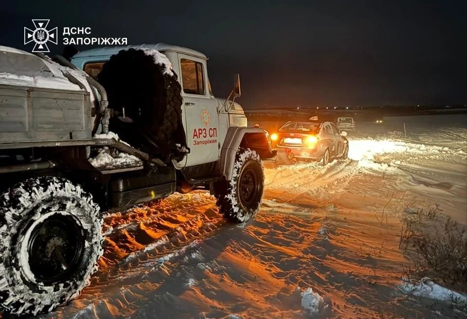Снігопади паралізували дороги: на Запоріжжі рятувальники тягнули машини зі заметів