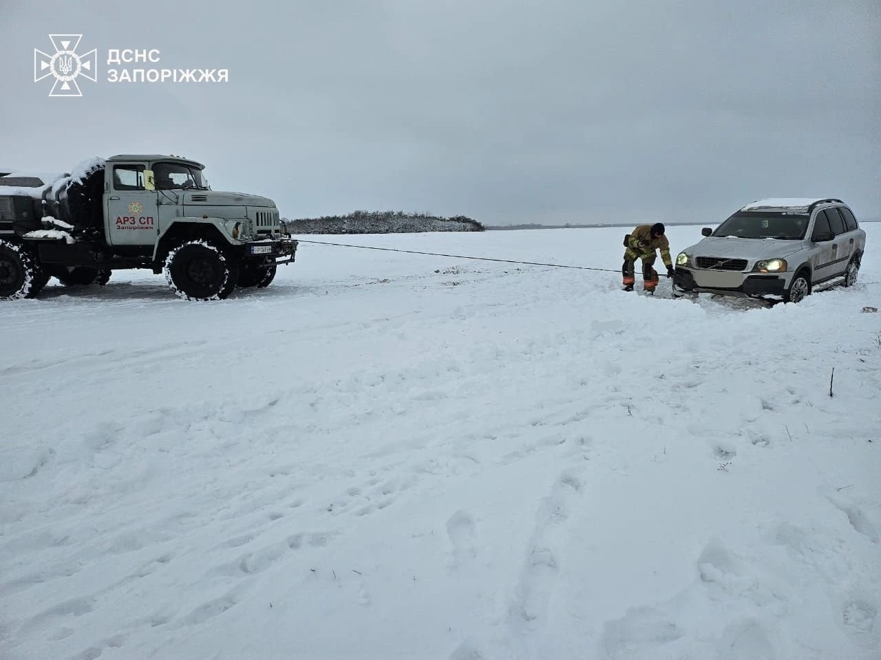 Снігопади паралізували дороги: на Запоріжжі рятувальники тягнули машини зі заметів