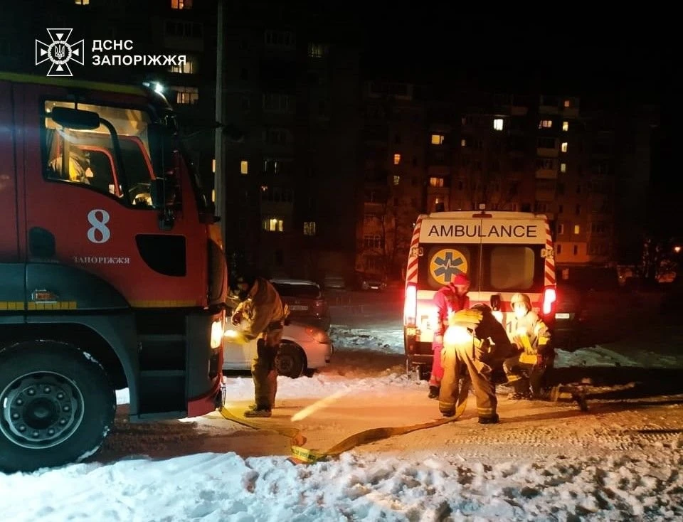 Снігопади паралізували дороги: на Запоріжжі рятувальники тягнули машини зі заметів