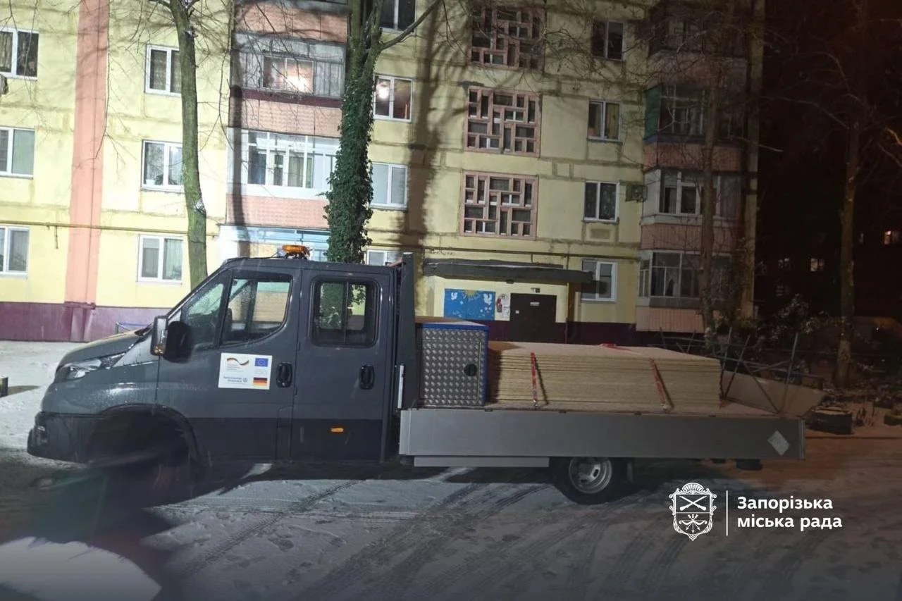 У Запоріжжі латали наслідки обстрілу: перші ремонтні роботи вже виконано