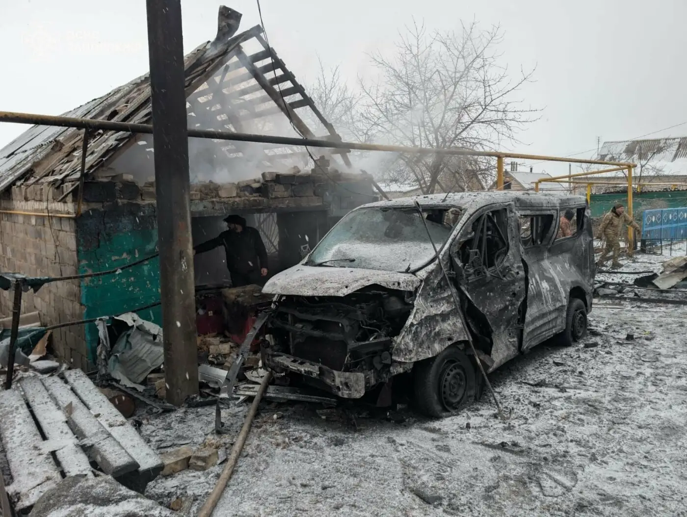 Дві пожежі після обстрілів: у Запорізькому районі горіли гаражі та авто