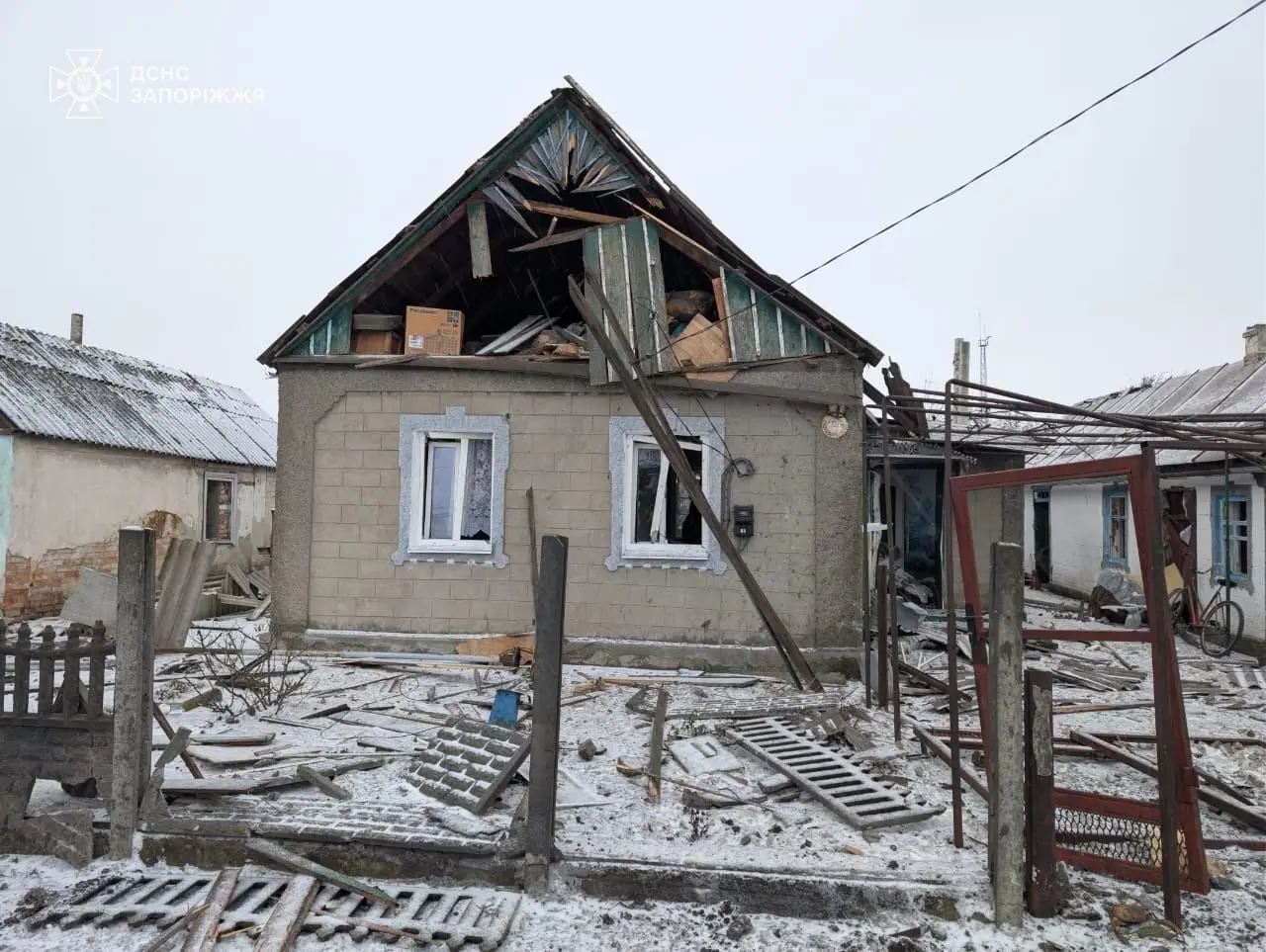 Дві пожежі після обстрілів: у Запорізькому районі горіли гаражі та авто