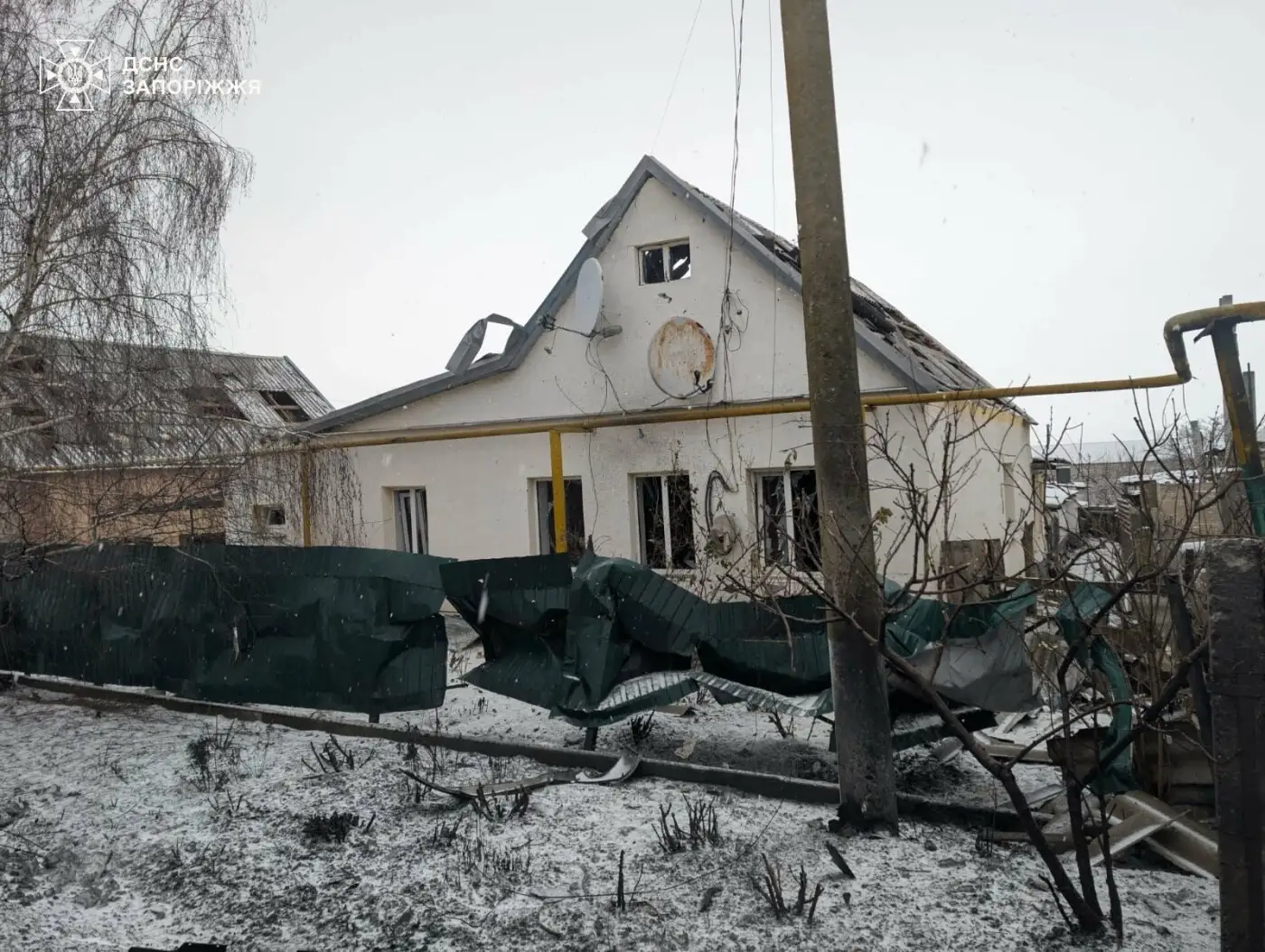 Дві пожежі після обстрілів: у Запорізькому районі горіли гаражі та авто