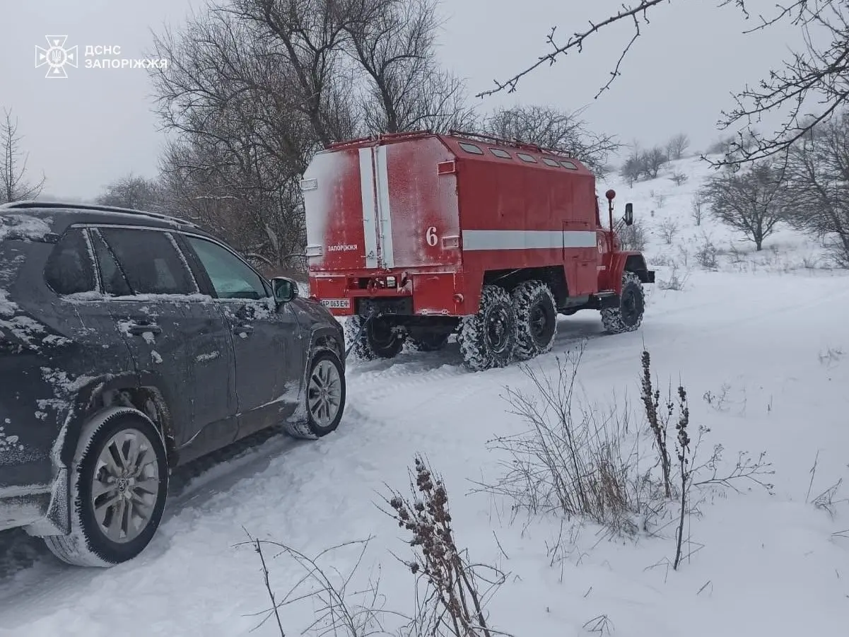 Дві пожежі після обстрілів: у Запорізькому районі горіли гаражі та авто