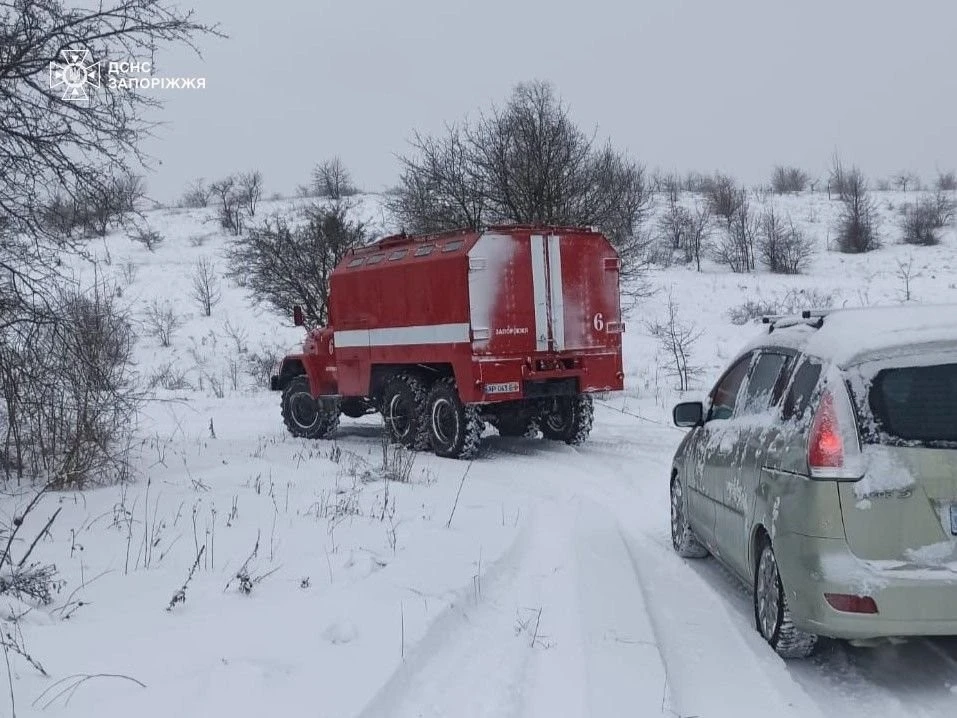 Дві пожежі після обстрілів: у Запорізькому районі горіли гаражі та авто