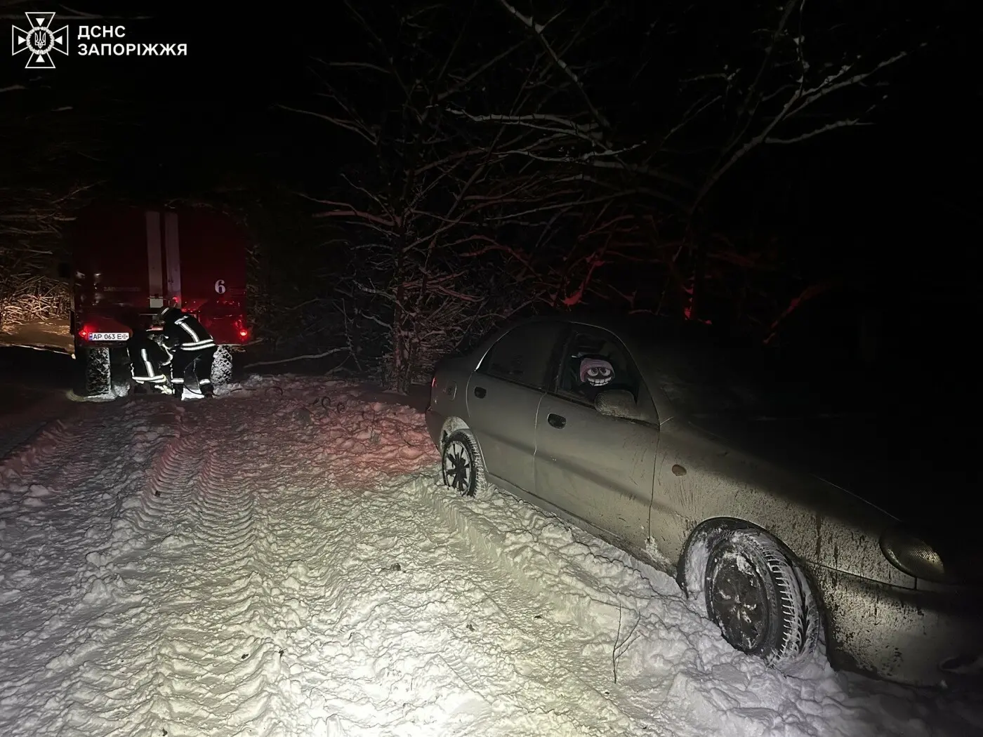 Дві пожежі після обстрілів: у Запорізькому районі горіли гаражі та авто