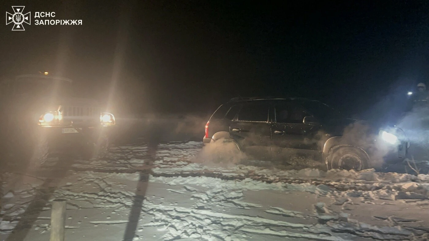 Дві пожежі після обстрілів: у Запорізькому районі горіли гаражі та авто