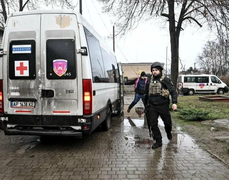Із-під обстрілів на Запоріжжі вивезли родини з дітьми: евакуація тривала всю добу