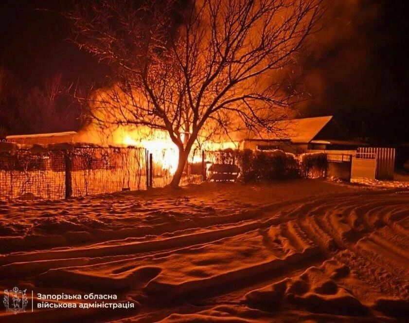 Вогонь після обстрілів: рятувальники ліквідували масштабні пожежі у Запорізькому районі