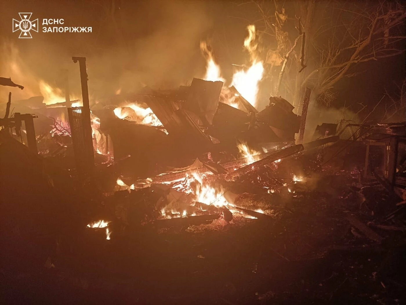 Обстріли в Запорізькому районі: пожежі у школі та на господарстві, сапери знешкодили боєприпаси