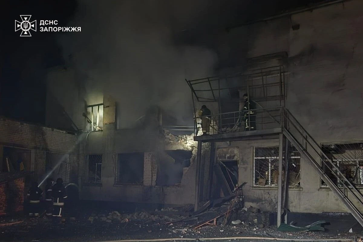 Обстріли в Запорізькому районі: пожежі у школі та на господарстві, сапери знешкодили боєприпаси