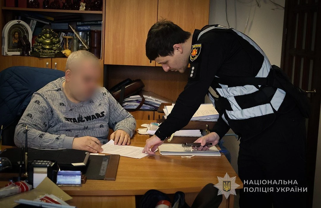 Фіктивні довідки за тисячі доларів: у Запоріжжі затримали адвоката на гарячому
