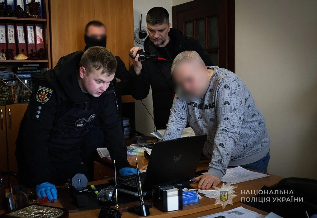 Фіктивні довідки за тисячі доларів: у Запоріжжі затримали адвоката на гарячому