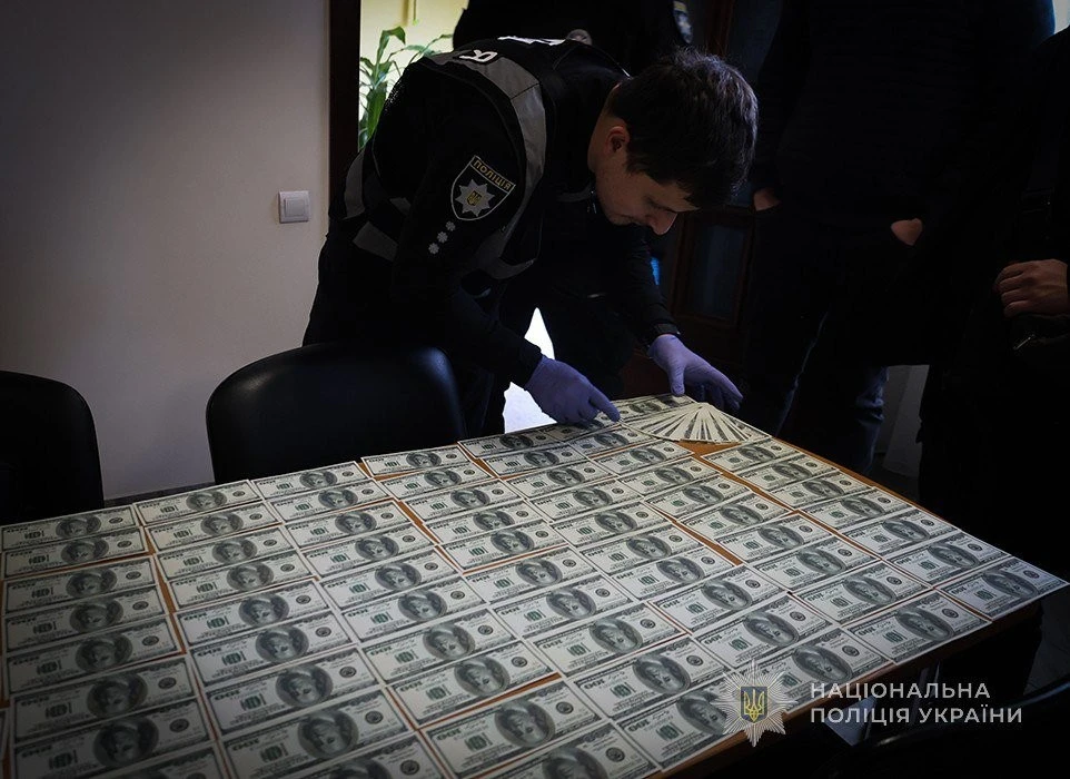 Фіктивні довідки за тисячі доларів: у Запоріжжі затримали адвоката на гарячому