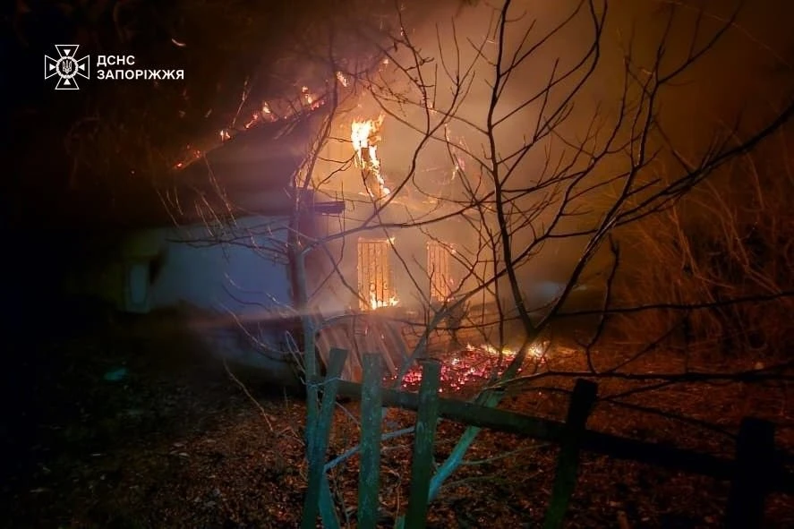 Нічна пожежа на Запоріжжі: рятувальники загасили вогонь у приватному обійсті