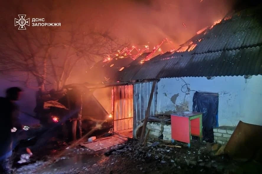 Нічна пожежа на Запоріжжі: рятувальники загасили вогонь у приватному обійсті