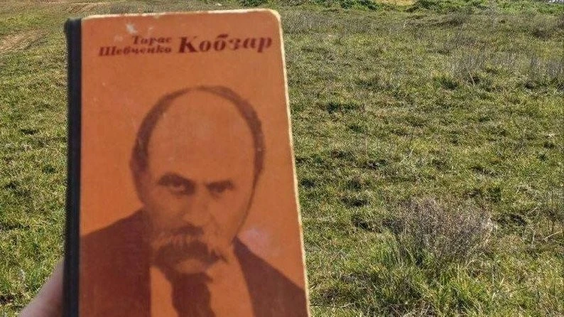 Рядки з “Кобзаря” з’явилися на окупованих територіях – активісти провели акцію до дня народження Шевченка