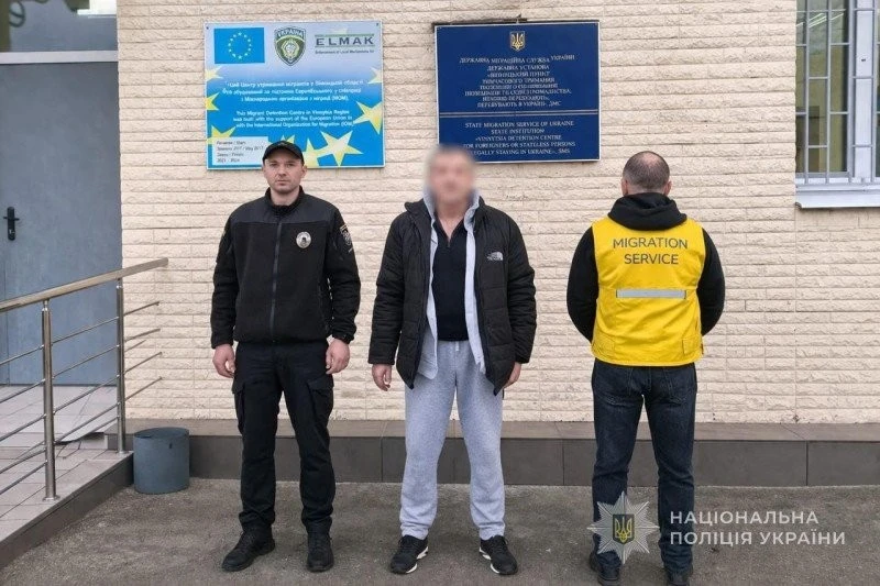 З Одеської області за межі України: правоохоронці видворили порушника міграційного законодавства