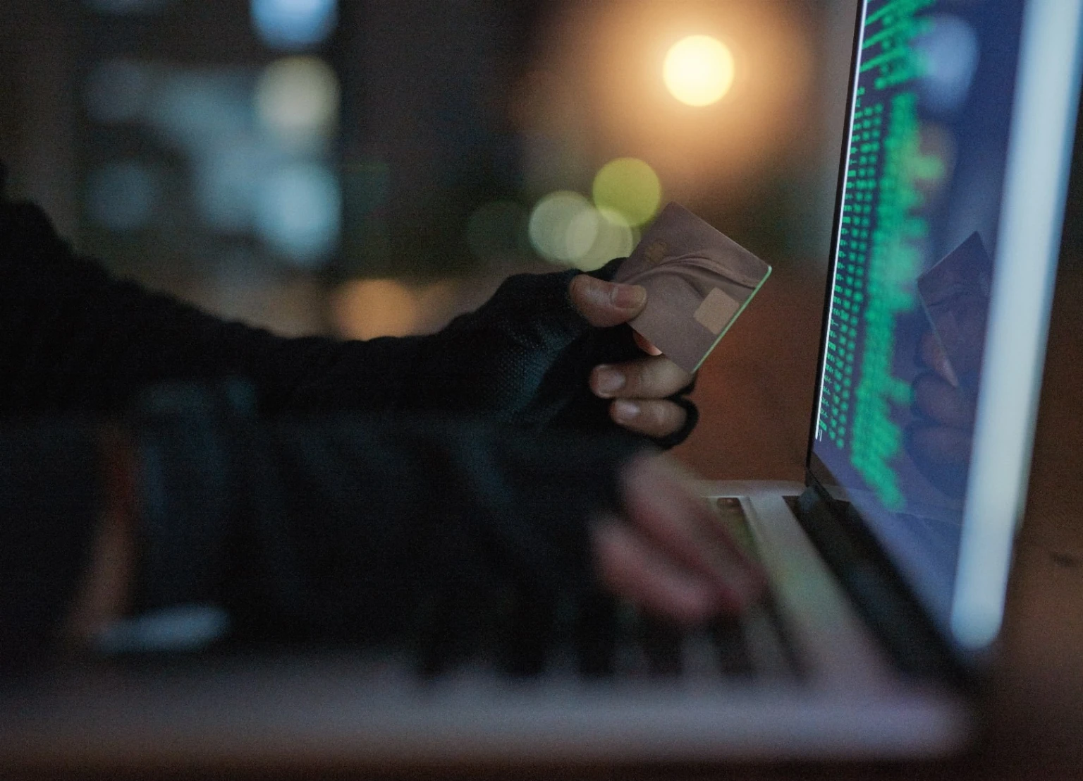 Вісім років за чужий смартфон: у Запоріжжі рецидивіст спустошив рахунок пенсіонера