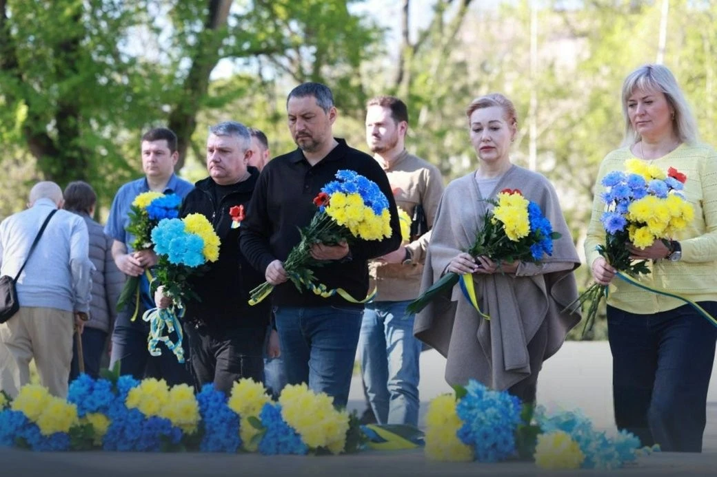 Запоріжці вшанували жертв Другої світової біля меморіалу «Скорботна мати»