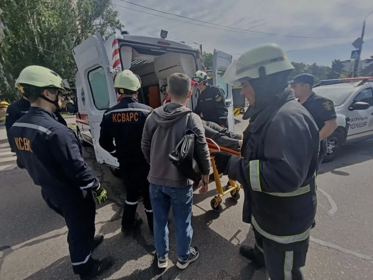Рятувальна операція у центрі Запоріжжя: постраждалу діставали з понівеченого автомобіля