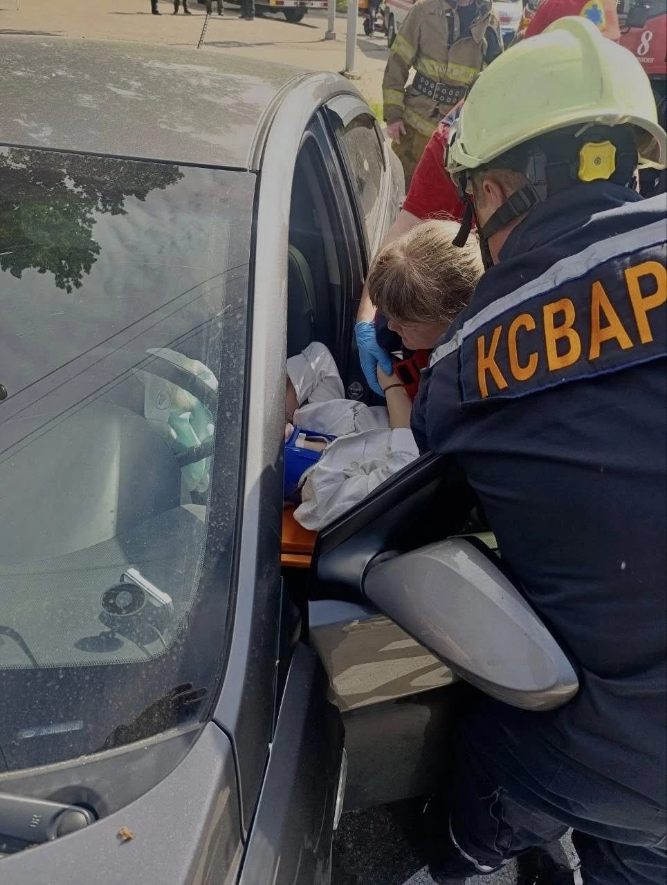 Рятувальна операція у центрі Запоріжжя: постраждалу діставали з понівеченого автомобіля