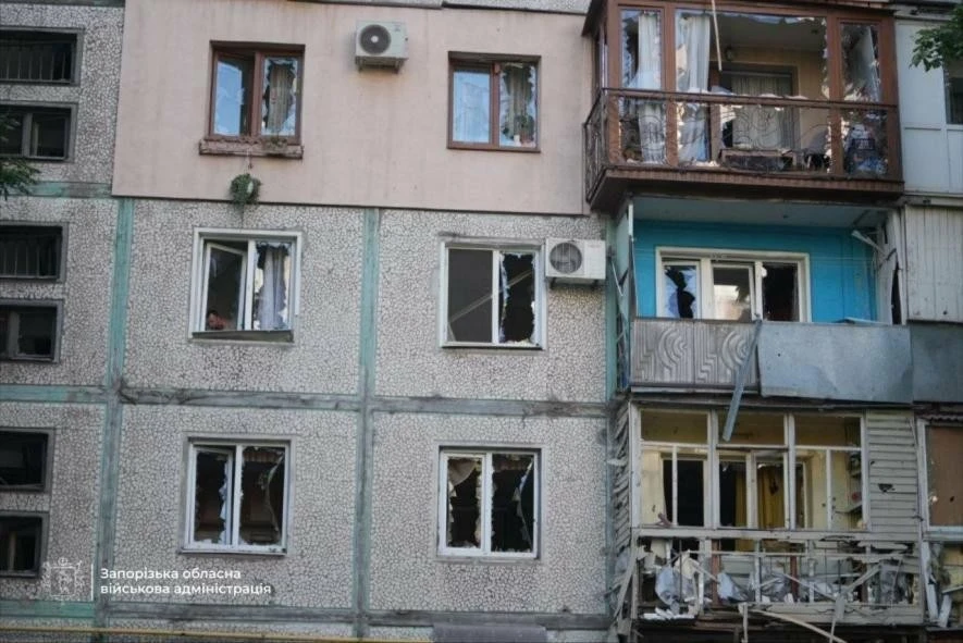 У Запоріжжі ліквідовують наслідки ворожого нальоту безпілотників на житловий квартал