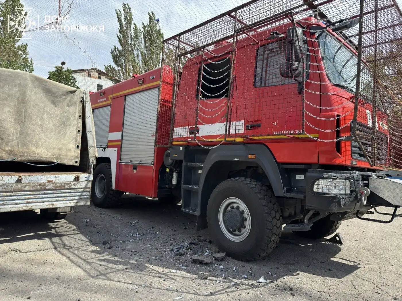 Укриття врятувало життя: на Запоріжжі ворожий безпілотник поцілив у пожежну частину