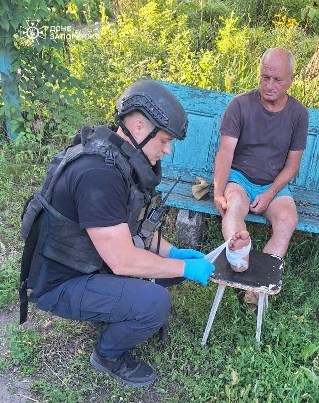Безпекова ситуація та заблокована «швидка»: на Запоріжжі ДСНС рятувала пораненого мотоблоком чоловіка