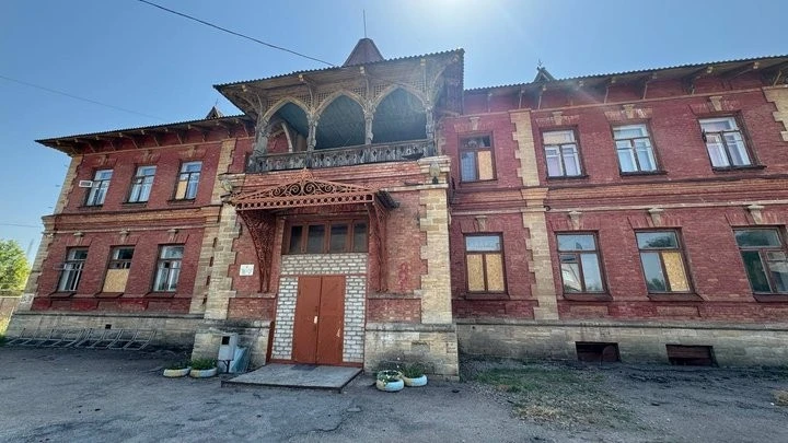 Вщент вигоріла унікальна історія: на Запоріжжі безпілотники росіян знищили відомий туристичний об’єкт