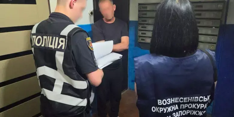 Пів мільйона на вказівниках до сховищ: у Запоріжжі експосадовця підозрюють у махінаціях із закупівлями
