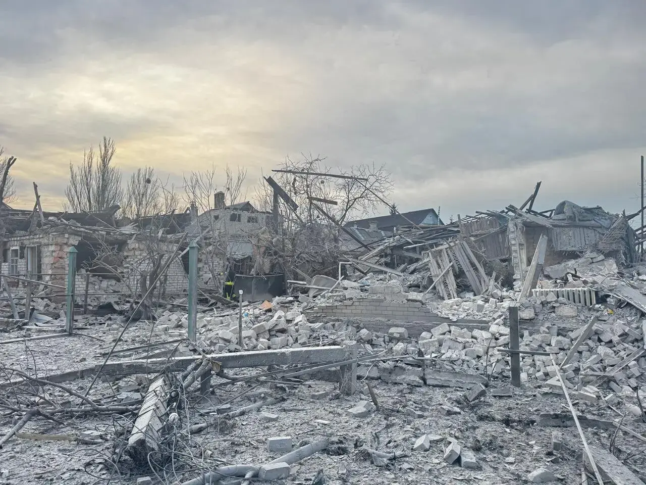 Російська авіабомба знищила будинок на Запоріжжі: серед трьох постраждалих опинилася 94-річна жінка