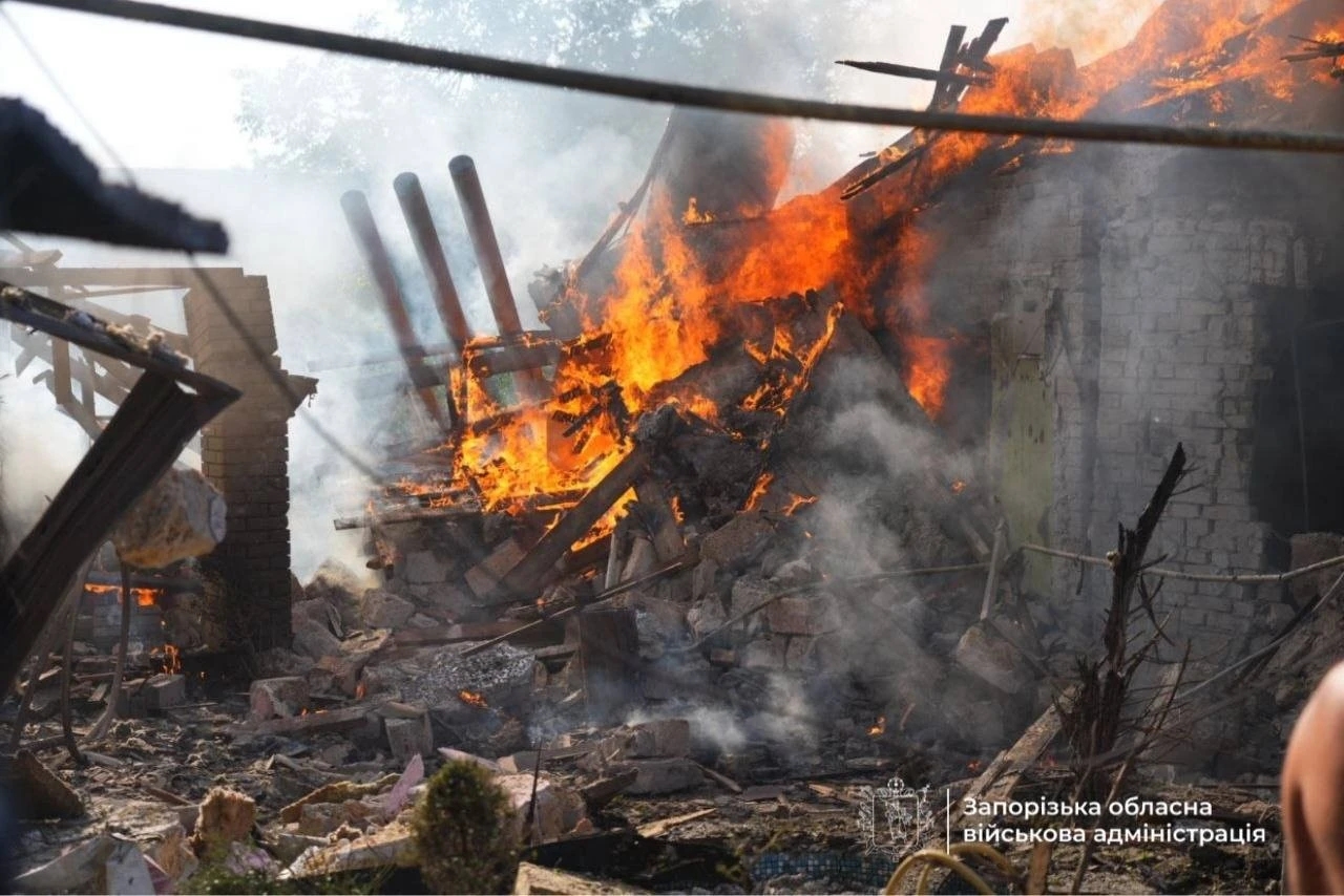 Російські війська атакували КАБами центр Запоріжжя – місто охопили масштабні пожежі